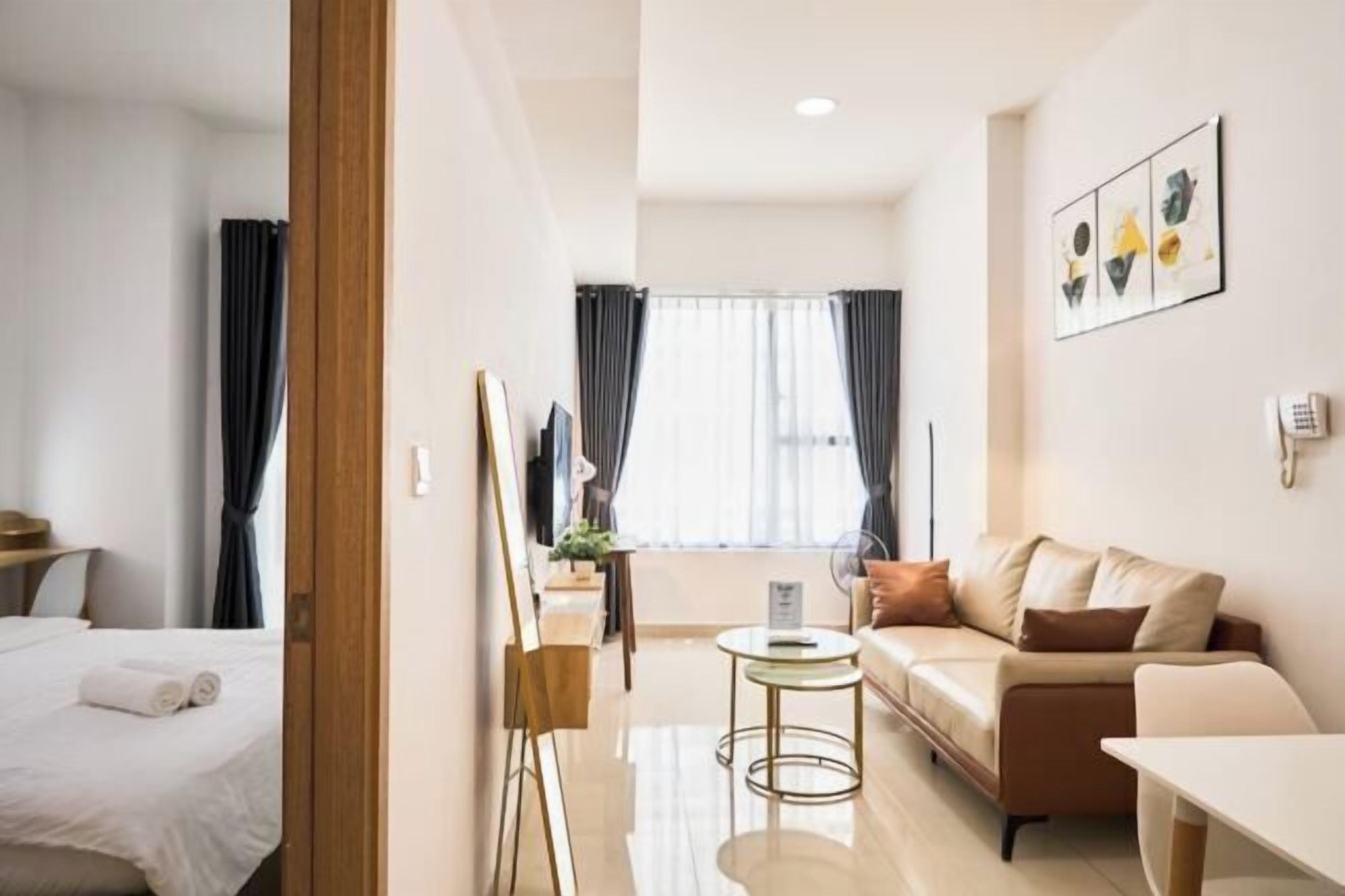 Escritorio, espacio para trabajar con un portátil, cortinas opacas