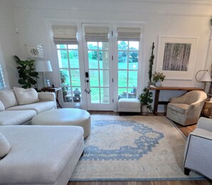 Smart TV, chimenea, libros, estéreo