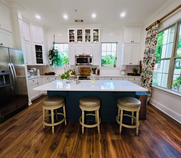 Refrigerador, microondas, horno, placa de cocina