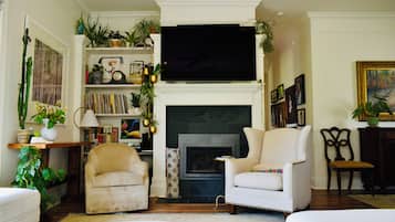 Smart-TV, Kamin, Bücher, Stereoanlage