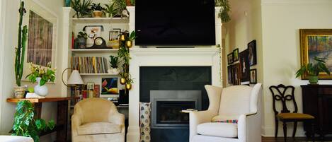 Smart TV, fireplace, books, stereo