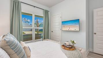 4 makuuhuonetta, työpöytä, silitysrauta/-lauta, vauvan matkasänky