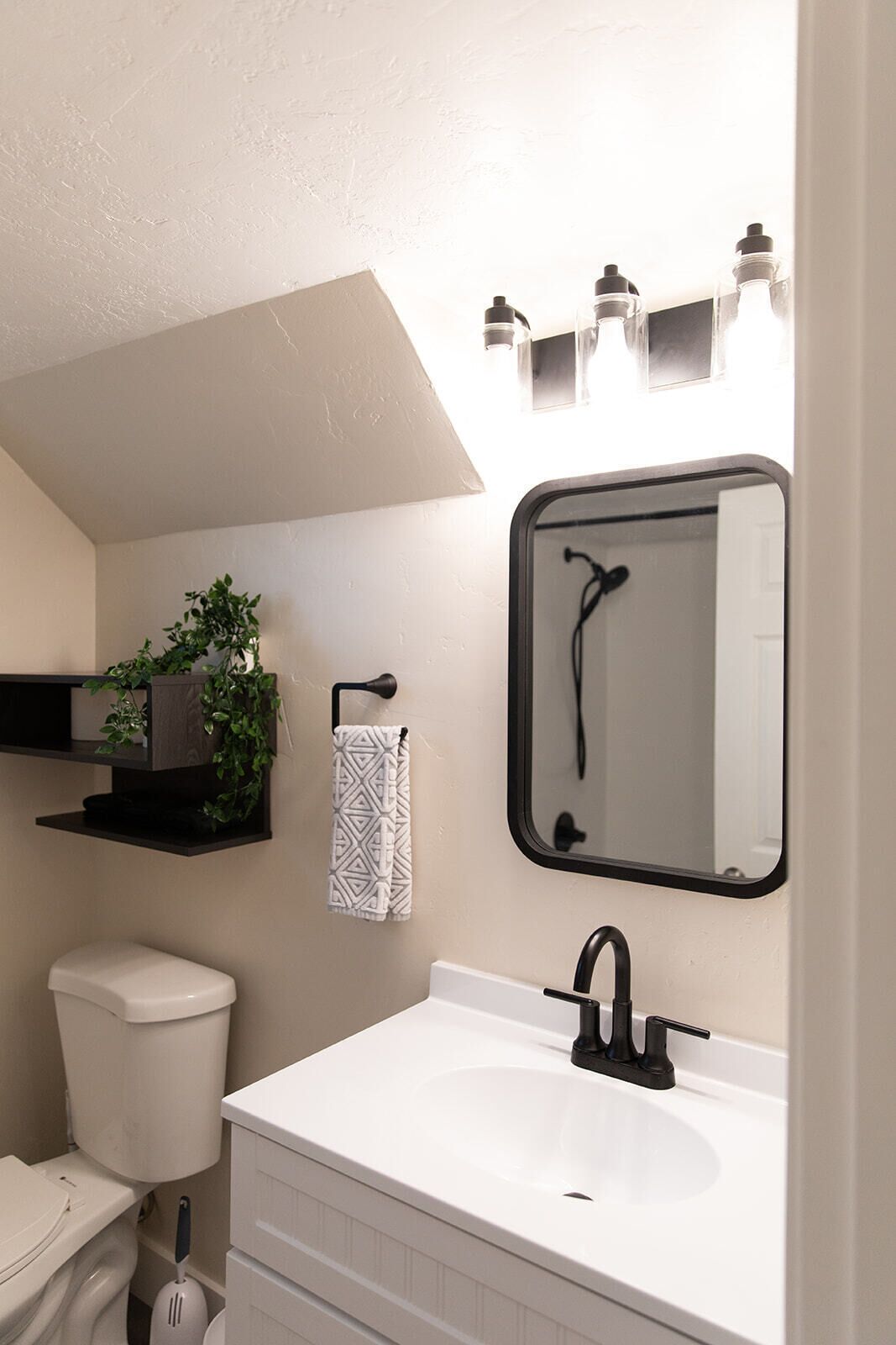 Secador de pelo, toallas, jabón y champú