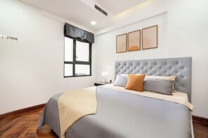 Apartamento superior, 2 habitaciones, cocina, vistas a la ciudad | Escritorio, espacio para trabajar con un portátil, cortinas opacas