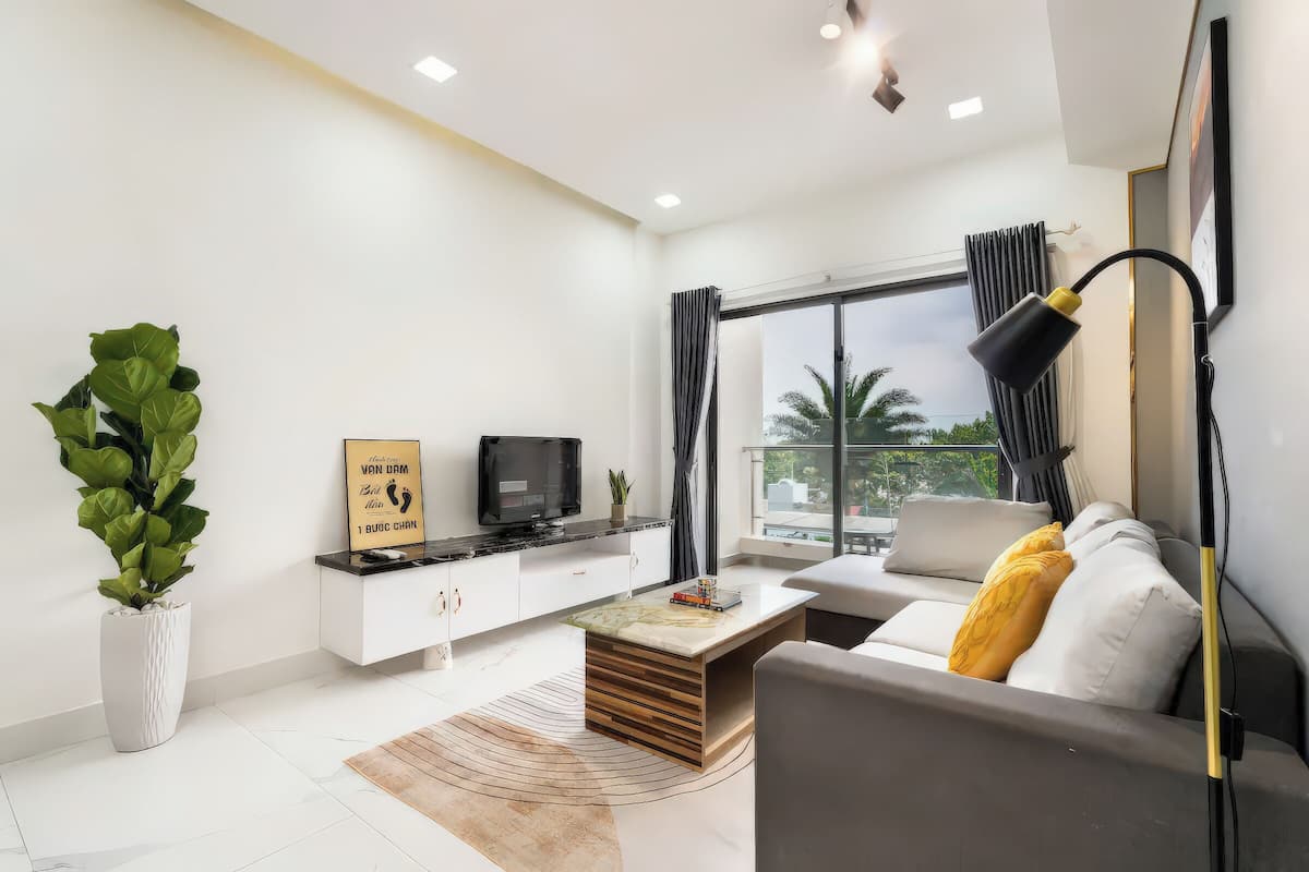 Superior Apartment, 2 Bedrooms, Kitchen, City View | Ruang tamu | 35 inci sebuah televisyen pintar dengan digital