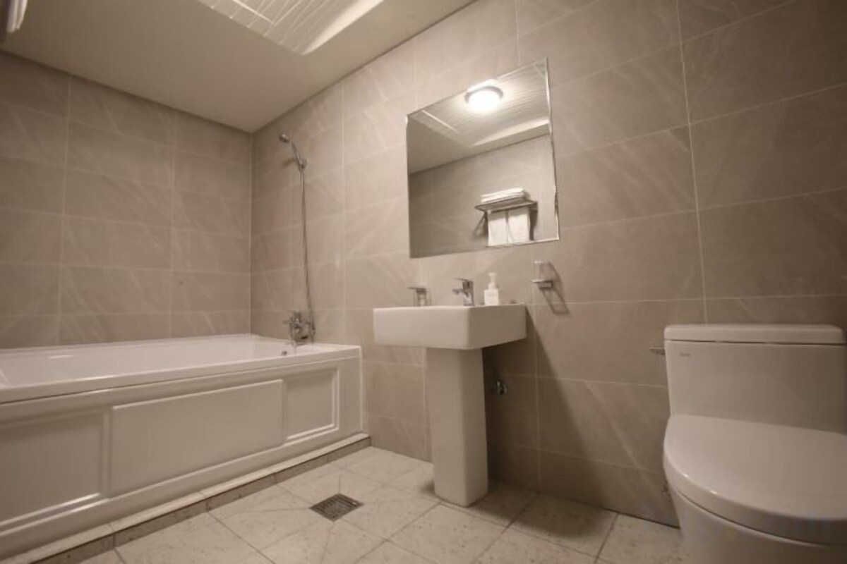 Bathroom | Separate tub and shower, free toiletries, hair dryer, bathrobes
