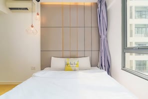 Apartamento superior, 3 quartos, sacada, vista para a cidade | Escrivaninha, espaço de trabalho para notebook, cortinas blackout