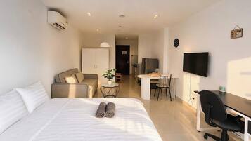 Superior Studio, 1 Queen Bed, Kitchen, City View | Desk, laptop workspace, blackout drapes, soundproofing