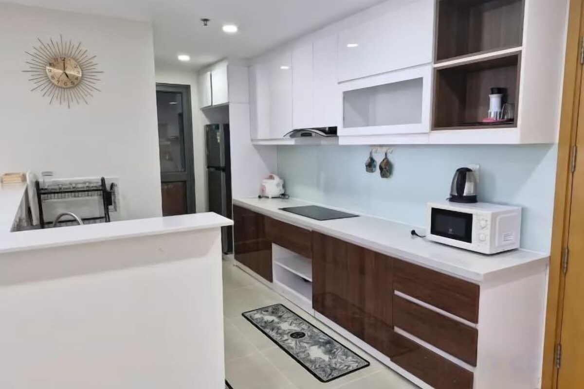 Private kitchen | Fridge, microwave, stovetop, cookware/dishes/utensils