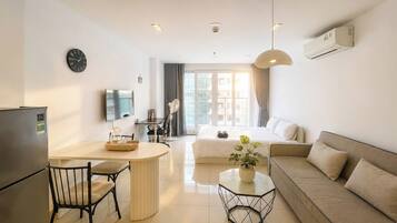 Superior Studio, 1 Queen Bed, Kitchen, City View | Desk, laptop workspace, blackout drapes, soundproofing