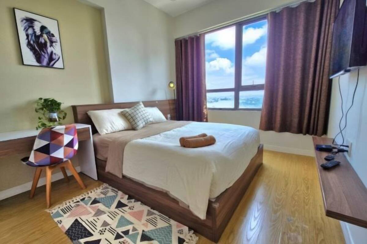 2 bedrooms, desk, laptop workspace, blackout curtains