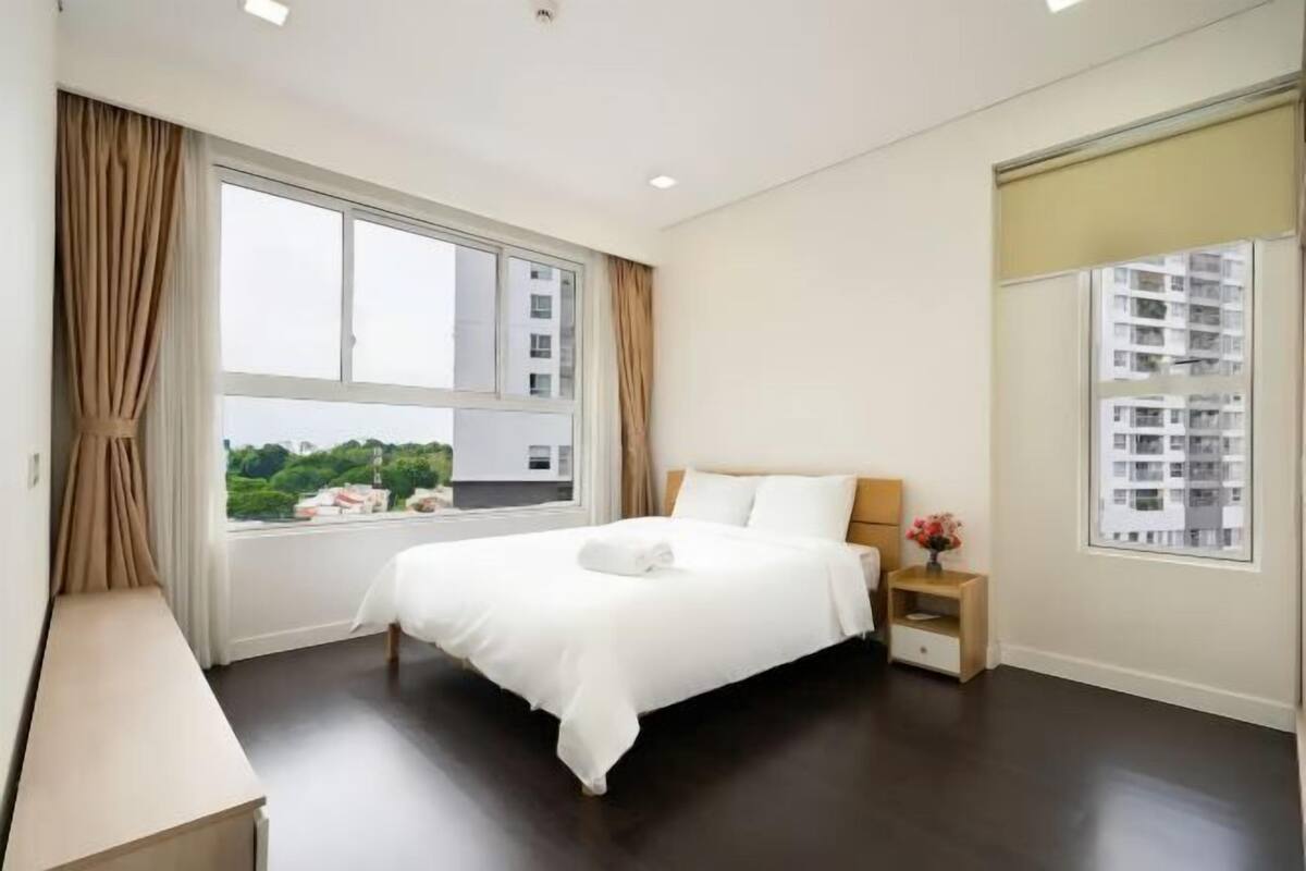 2 bedrooms, desk, laptop workspace, blackout curtains