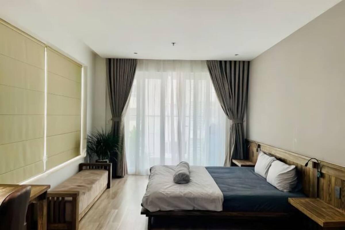 2 bedrooms, desk, laptop workspace, blackout curtains