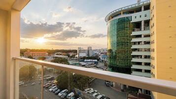 Superior Studio, 1 Queen Bed, Kitchen, City View | Terrace/patio