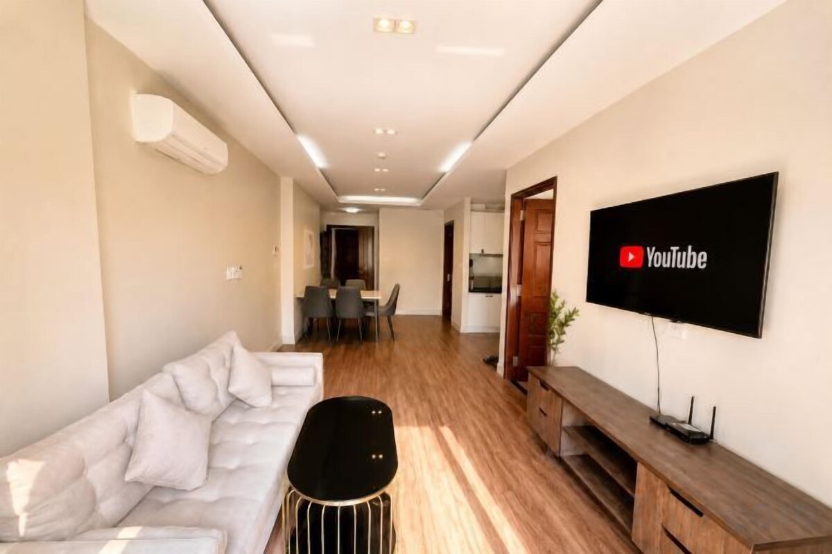 Living area | 35-inch TV with cable channels