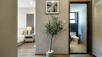 2 habitaciones, escritorio y espacio para trabajar con laptop