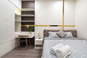 Superior Apartment, 3 Bedrooms, Balcony, City View | Meja, ruang kerja komputer riba, langsir/tirai gelap terus, kalis bunyi 