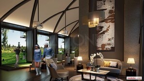 Un interior moderno con una gran pantalla mostrando un partido de golf, asientos cómodos y vistas a un campo de golf.
