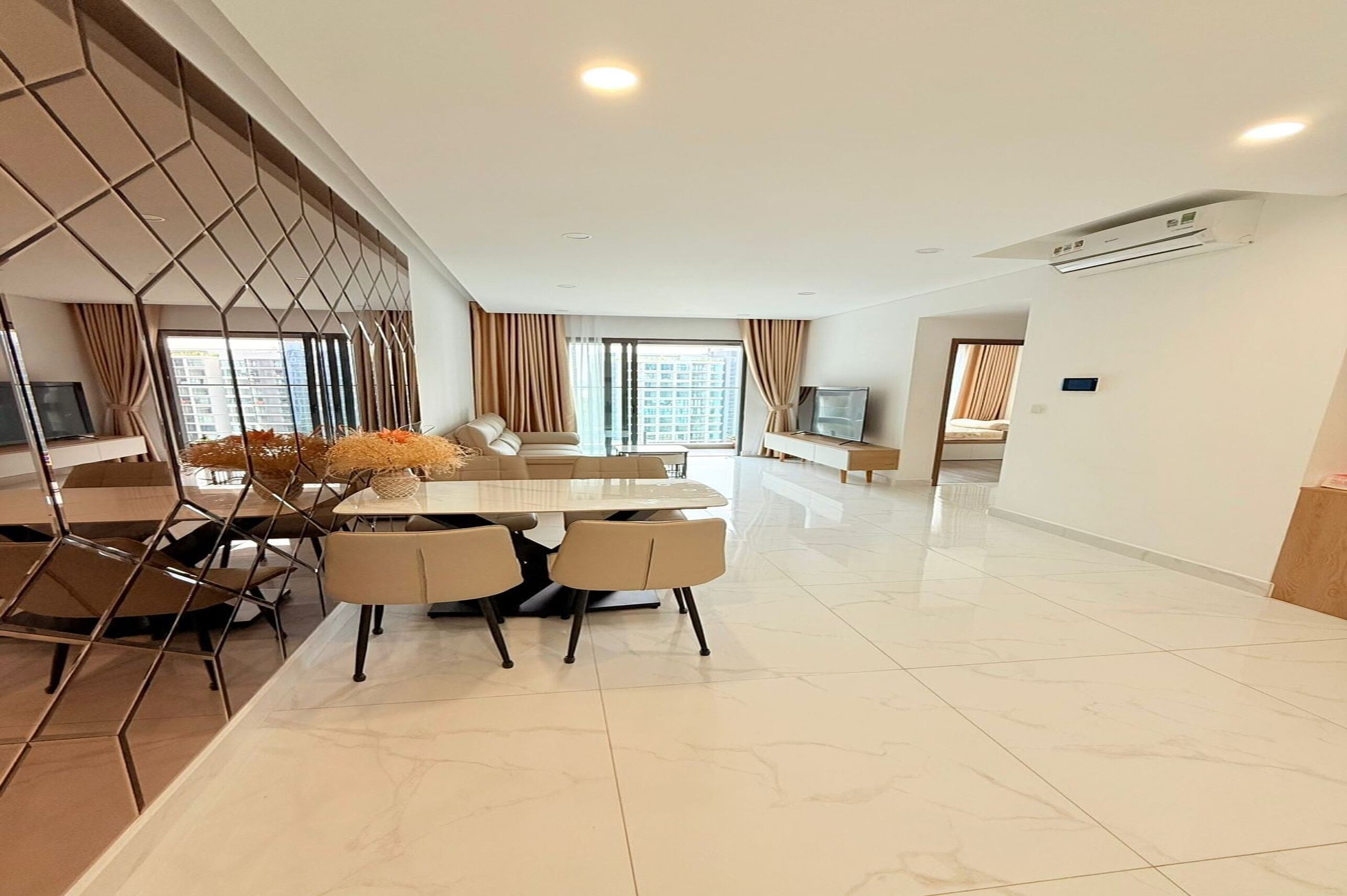 Apartamento luxo, 2 quartos, sacada, vista para a cidade | Área de estar | TV 35 polegadas com canais a cabo