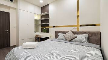 Une chambre à coucher avec un lit, un bureau et des étagères intégrées.
