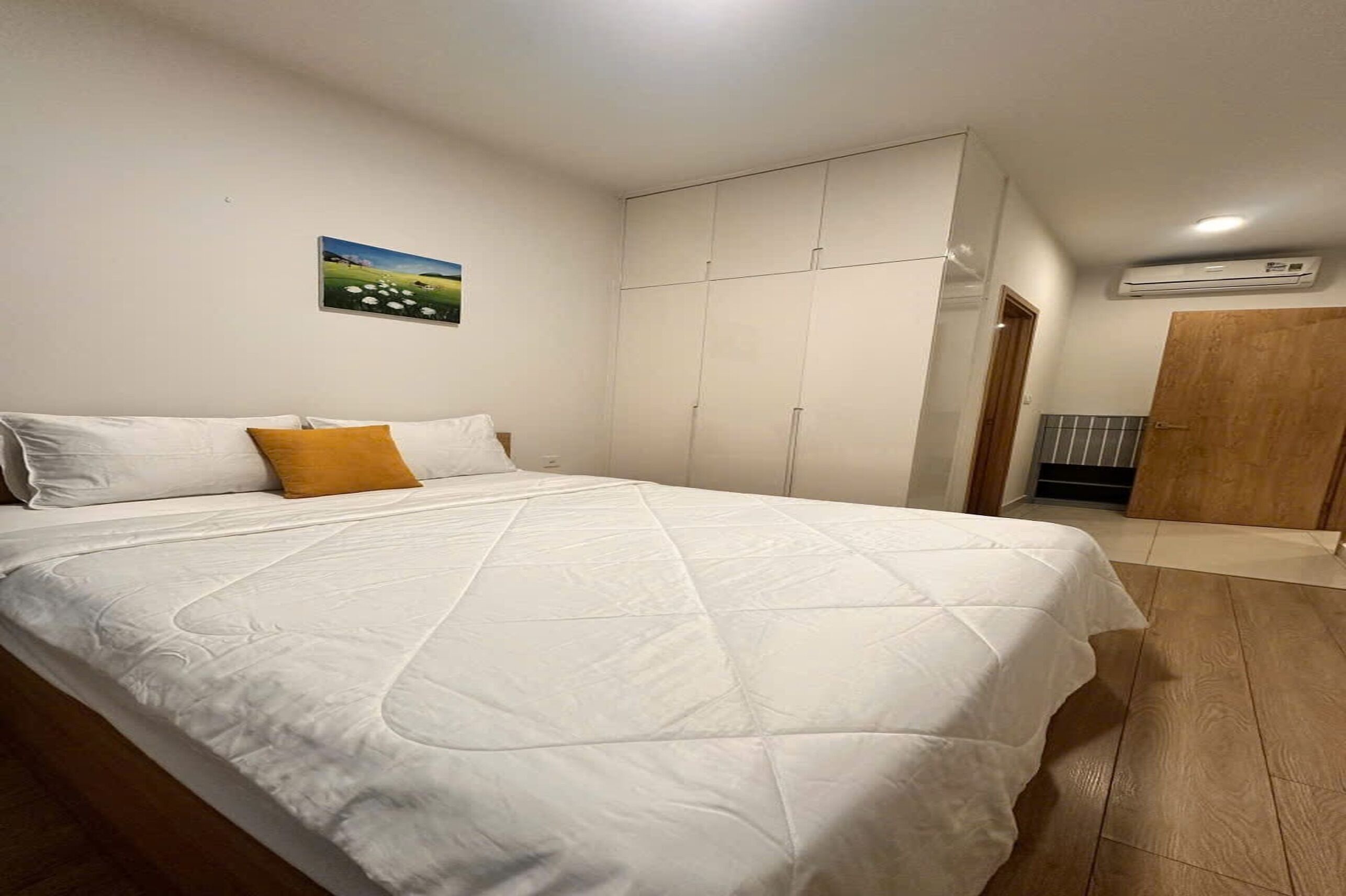 Superior-Apartment, 1 Schlafzimmer, Küche, Stadtblick | Schreibtisch, laptopgeeigneter Arbeitsplatz, Verdunkelungsvorhänge