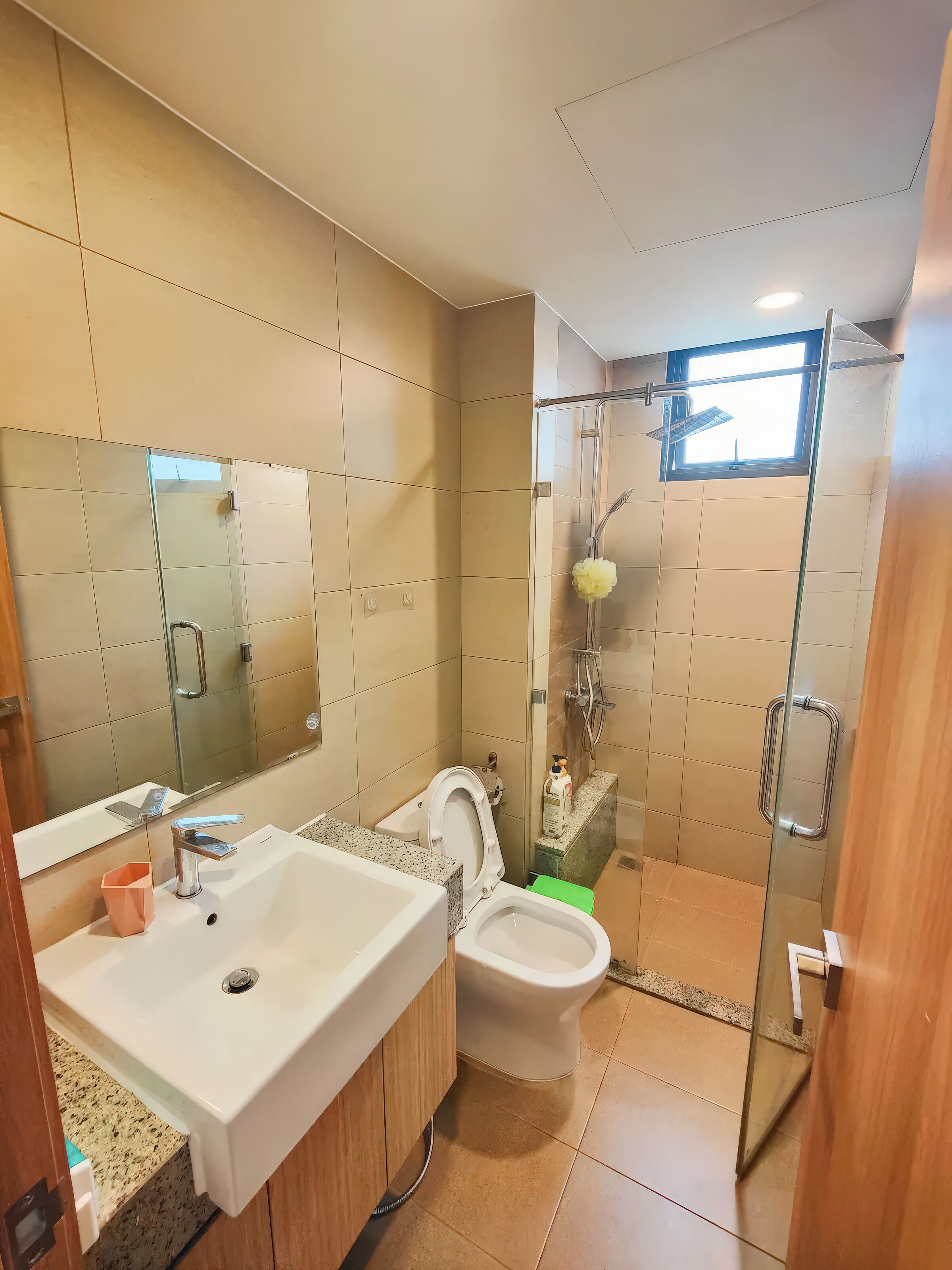 Superior-Apartment, 2 Schlafzimmer, Küche, Stadtblick | Badezimmer | Kostenlose Toilettenartikel, Haartrockner, Hausschuhe, Handtücher