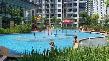 Una piscina al aire libre