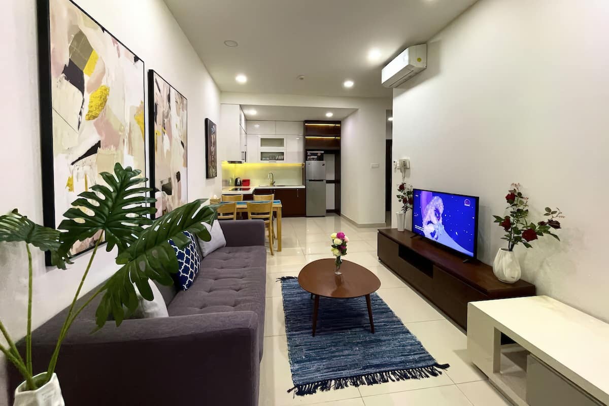 2 habitaciones, escritorio y espacio para trabajar con laptop