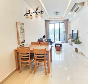 Apartamento superior, 2 quartos, cozinha, vista para a cidade | 2 quartos, escrivaninha, espaço de trabalho para notebook