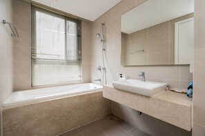 Superior Apartment, 2 Bedrooms, Kitchen, City View | Bathroom - Diamond Island - Mekong Retreat Apartment (Ho Chi Minh City)