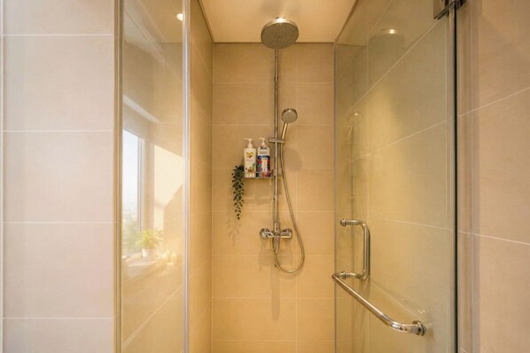Superior Apartment, 2 Bedrooms, Kitchen, City View | Bilik Mandi | Kelengkapan dandanan diri berjenama, pengering rambut, jubah mandi