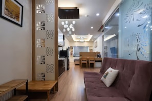Appartement supérieur, 1 grand lit, cuisine, vue sur la ville | Minibar, bureau, espace de travail pour ordinateurs portables