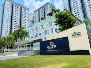 Egy modern épület, amelyen egy „Lexington Residence” feliratú tábla található.