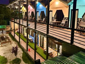 Habitación cuádruple estándar, vista al valle | Terraza o patio