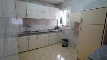 Geladeira, micro-ondas, fogĂŁo, cooktop