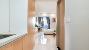 Una habitación de hotel moderna con cocina, comedor y sala de estar con vistas.