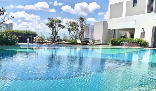 Indoor/outdoor pool
