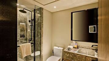 Habitación básica doble, 1 cama Queen size, para no fumadores | Baño | Regadera, amenidades de baño gratuitas, secadora de cabello, pantuflas