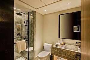 Basic-dobbeltværelse - 1 queensize-seng - ikke-ryger | Badeværelse | Bruser, gratis toiletartikler, hårtørrer, hjemmesko