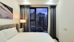 Apartamento superior, 2 habitaciones, cocina, vistas a la ciudad | Escritorio, espacio para trabajar con un portátil, cortinas opacas