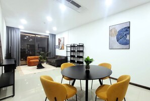 Apartamento superior, 2 habitaciones, cocina, vistas a la ciudad | Servicio de comidas en la habitación