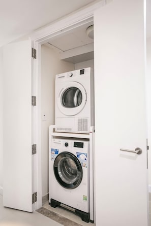 Superior Apartment, 2 Bedrooms, Kitchen, City View | Laundry
