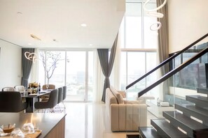 Superior-penthouselejlighed - 3 soveværelser - køkken - byudsigt | Opholdsområde | 35-tommers tv med kabelkanaler