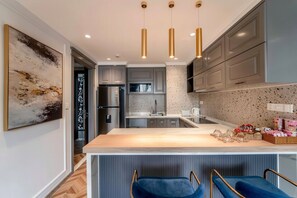 Superior Apartment, 1 Bedroom, Kitchen, City View | Dapur peribadi | Peti sejuk, ketuhar gelombang mikro, dapur 