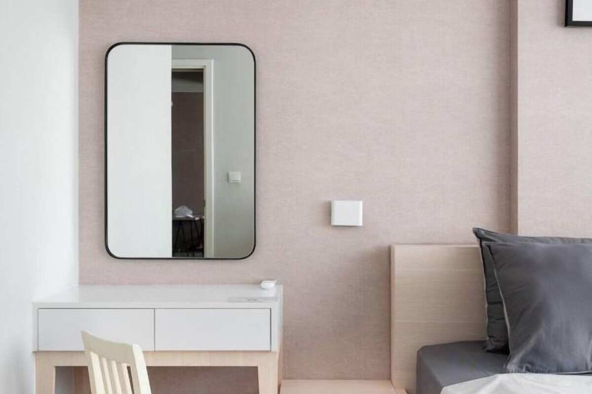 Minibar, escritorio y espacio para trabajar con laptop 