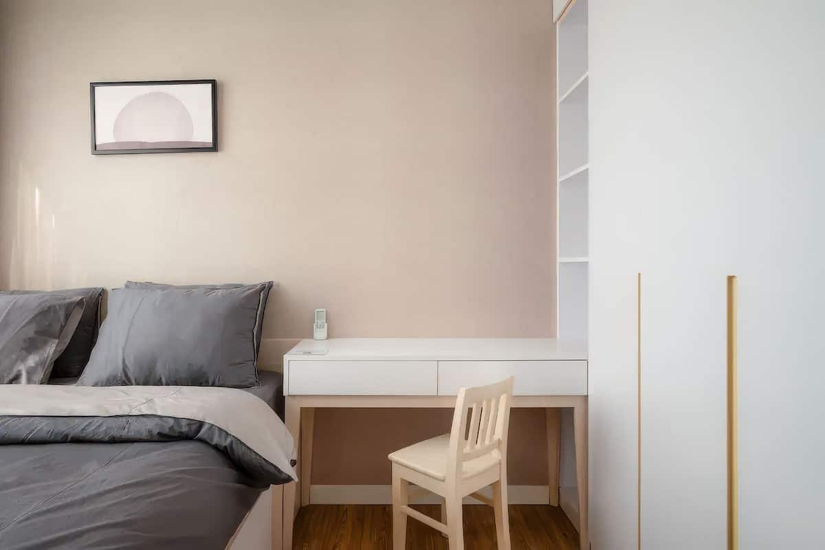 Une chambre à coucher avec un lit, un bureau et une chaise.