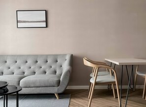 Superior appartement, 2 slaapkamers, keuken, uitzicht op de stad | Een minibar, een bureau, een laptopwerkplek, verduisterende gordijnen