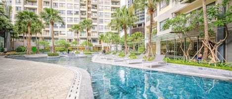 Una piscina al aire libre