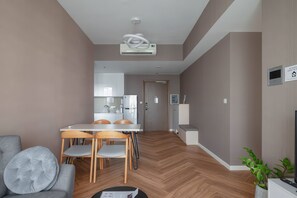 Superior appartement, 2 slaapkamers, keuken, uitzicht op de stad | Een minibar, een bureau, een laptopwerkplek, verduisterende gordijnen