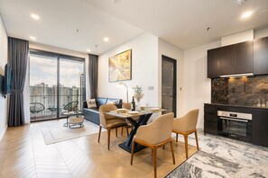 Appartement Supérieur, 1 chambre, cuisine, vue ville | Restauration dans la chambre